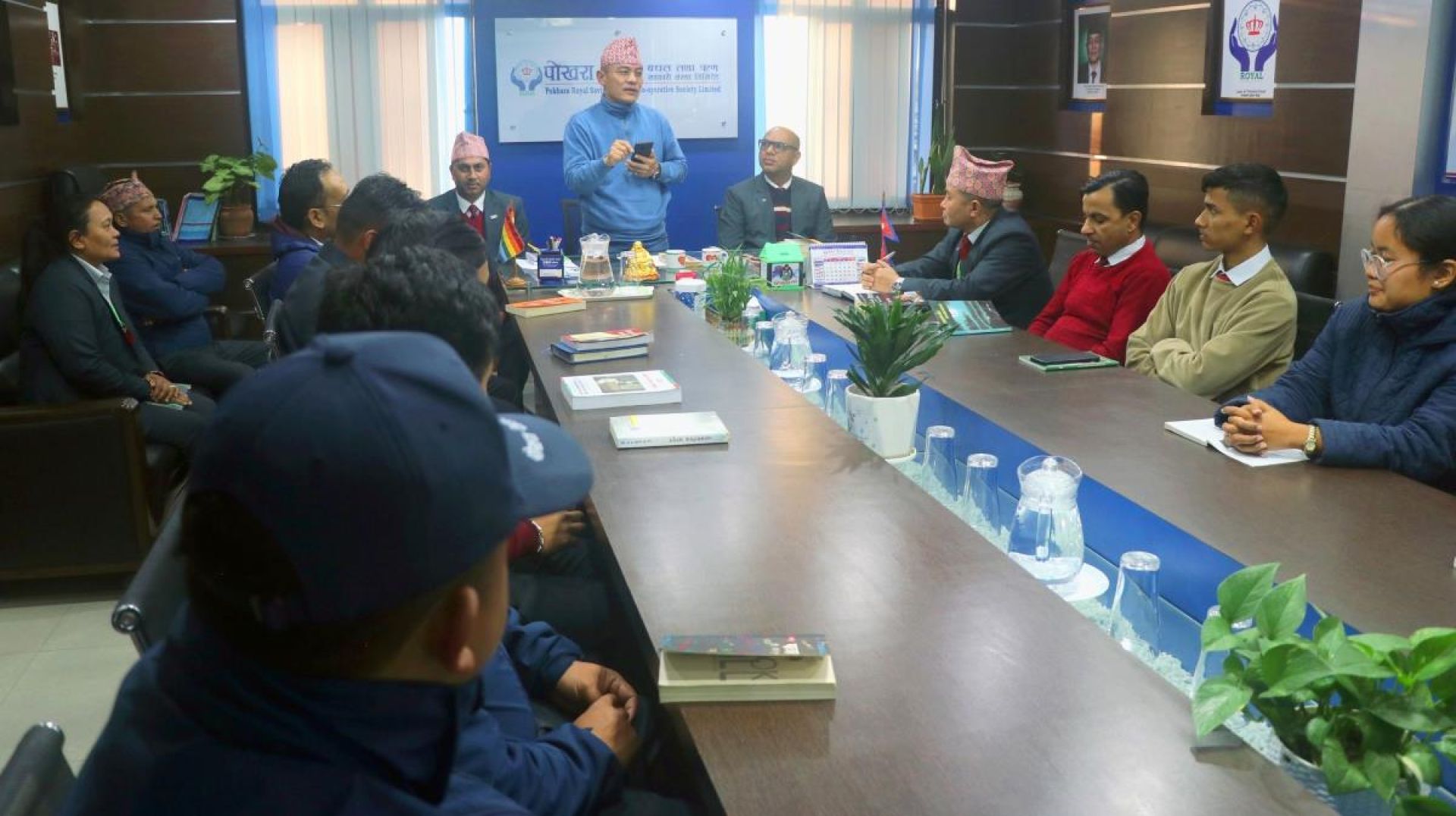 पोखरा रोयलले कर्मचारीको पठन संस्कृतिको विकास गर्न सेवा केन्द्रहरुमा पनि मिनि लाईब्रेरी